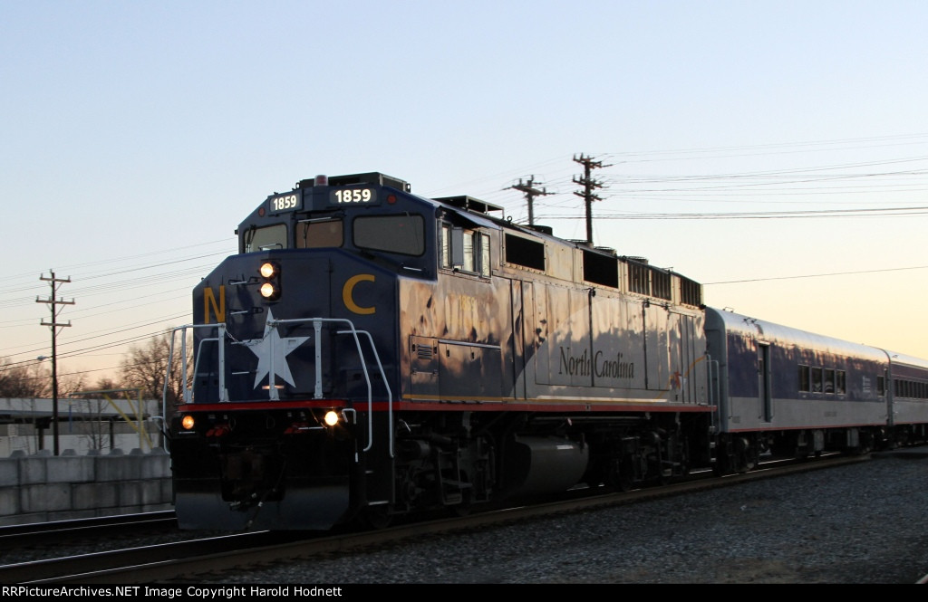 RNCX 1859 leads train 76 northbound